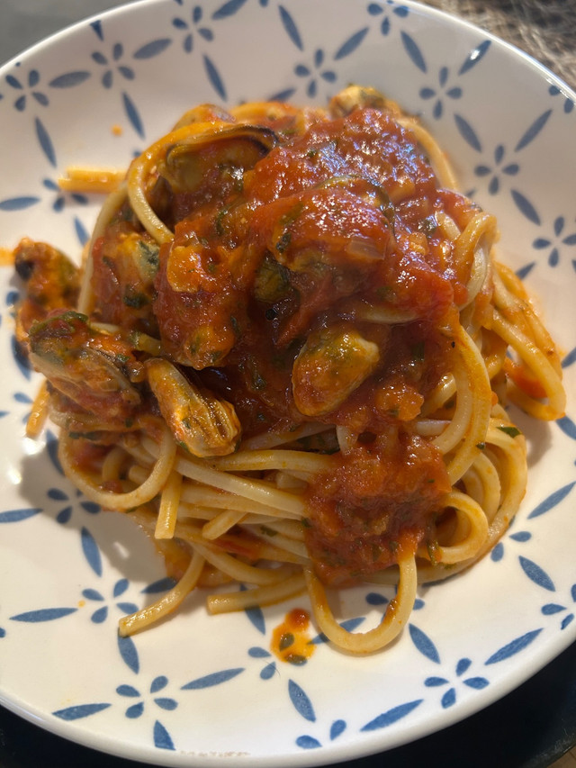 SPAGHETTI ALLE COZZE CONGELATE CON SUGO DI POMODORO