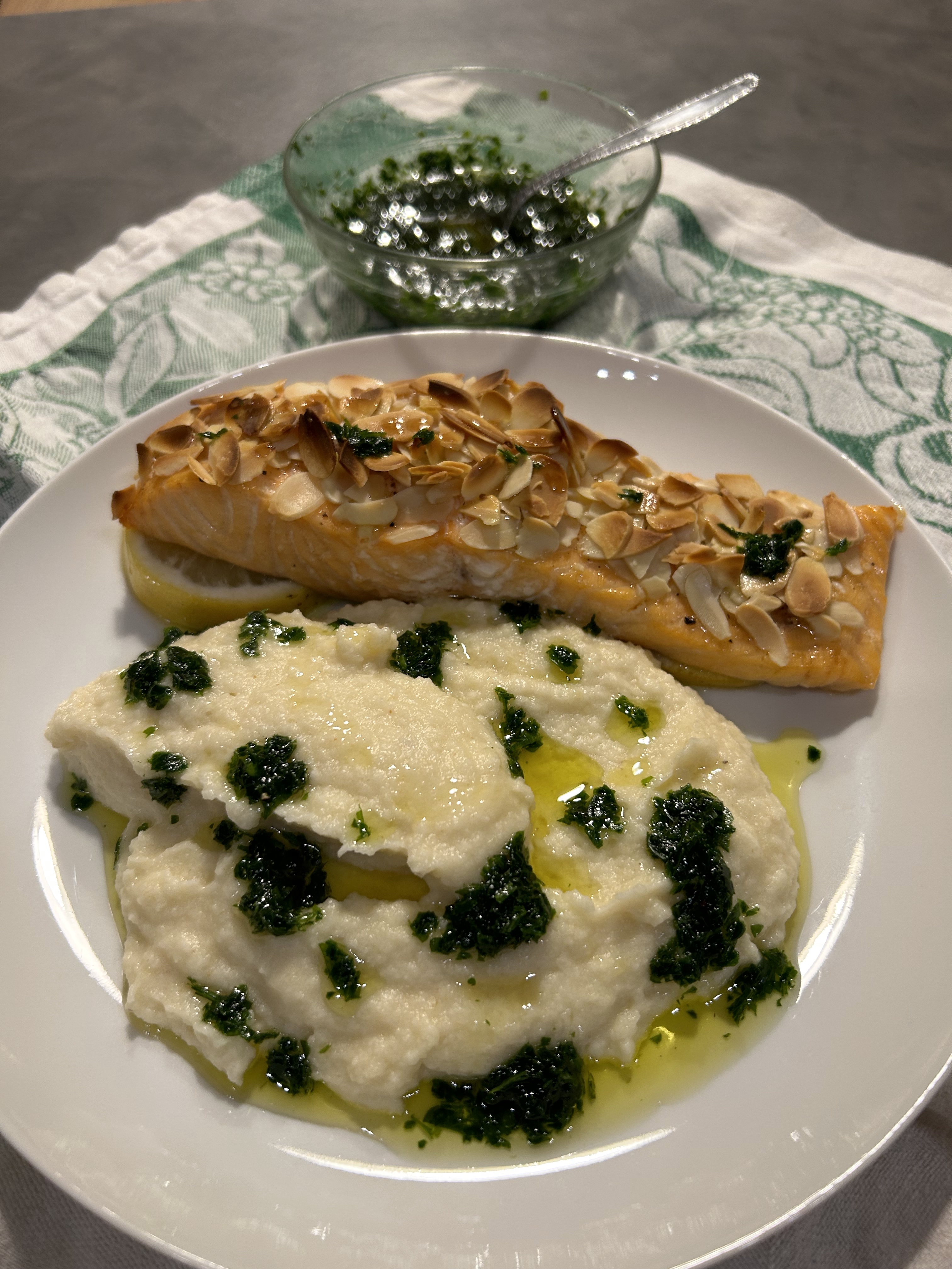 SALMONE IN CROSTA DI MANDORLE CON PURÉ DI SEDANO RAPA PATATE E MANDORLE ...