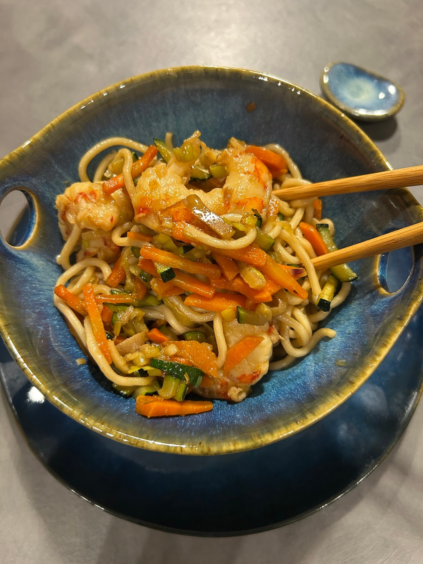 noodles con verdure e gamberi e uovo