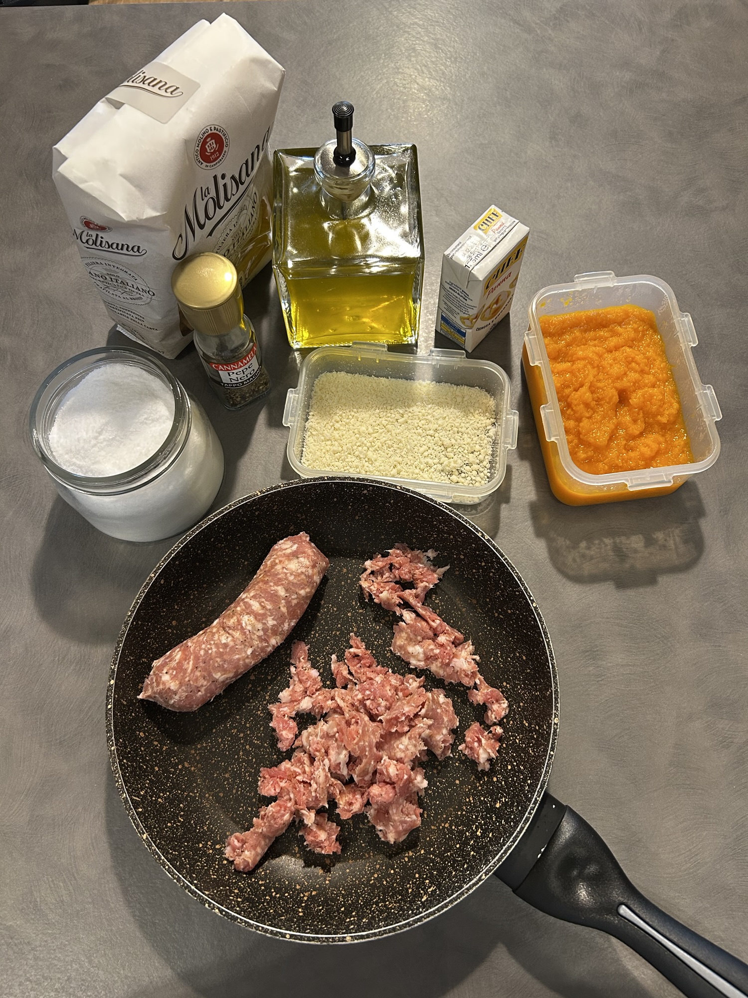 PASTA CON CREMA DI ZUCCA E SALSICCIA | In cucina con Lilly