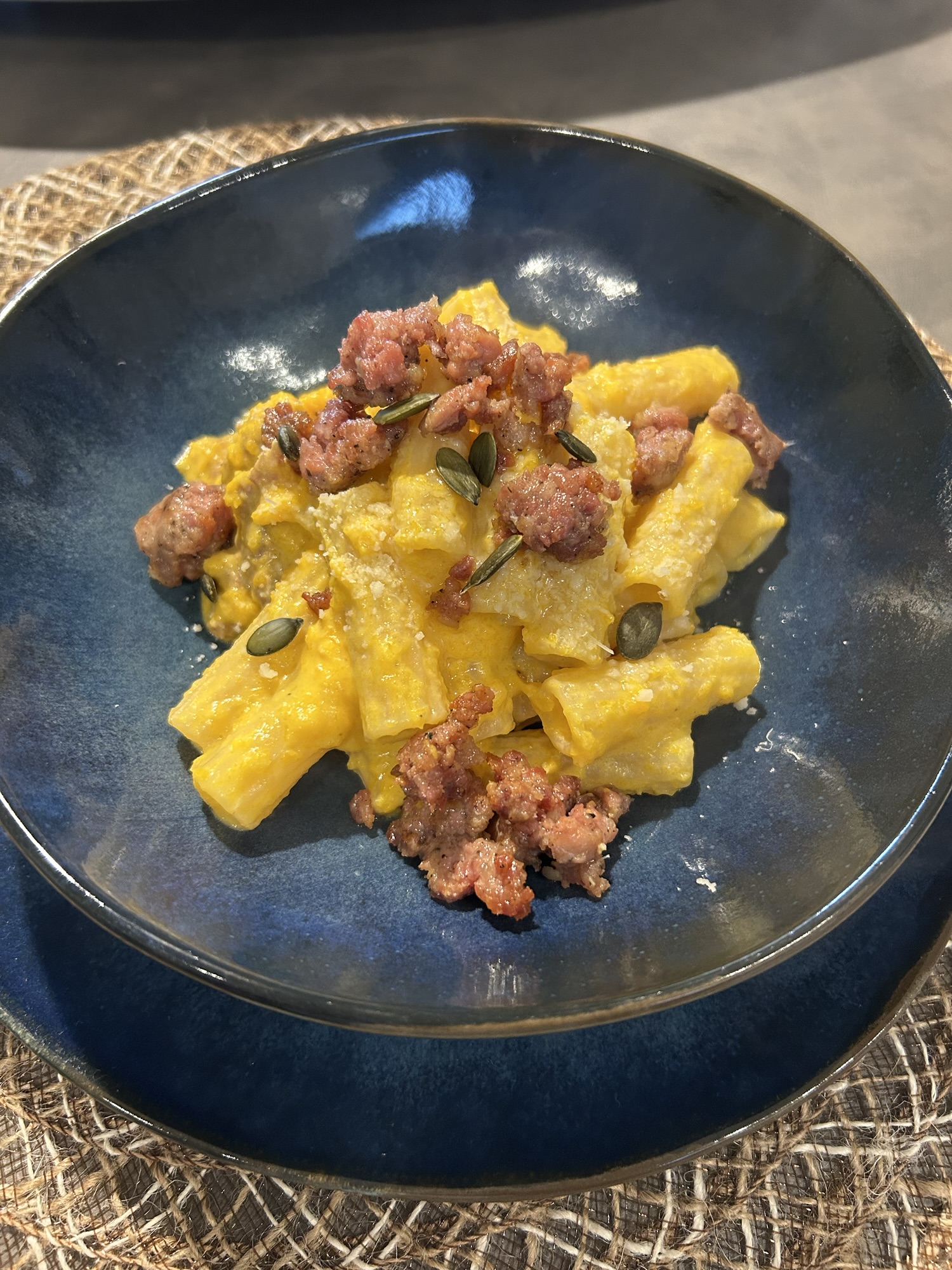 PASTA CON CREMA DI ZUCCA E SALSICCIA | In cucina con Lilly